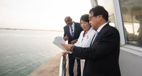 Japanese FM Visits Colombo Port To Bolster Ties